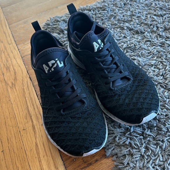 Women's APL Techloom Phantom Sneaker Black Metallic Silver Size 7 - Picture 2 of 10